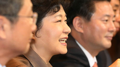박근혜, 각종 의혹·비판에 적극 해명·반박