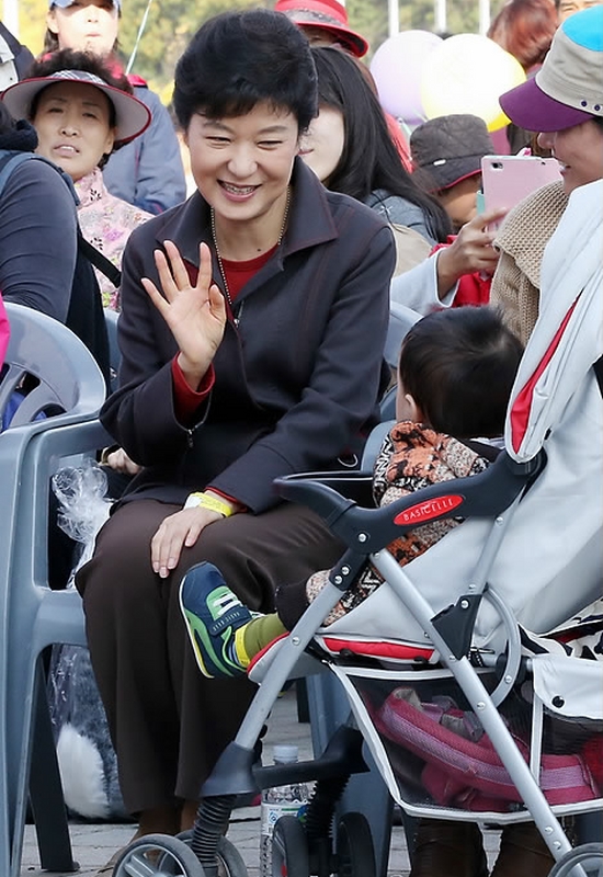 [포토] 귀여운 아기의 기습 뽀뽀…박근혜 '그저 웃지요'