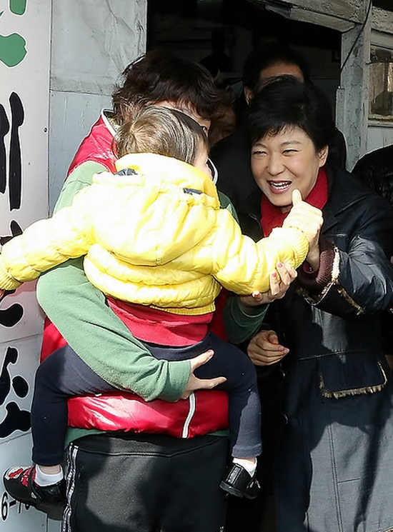 [포토] 귀여운 아기의 기습 뽀뽀…박근혜 '그저 웃지요'