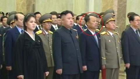 북한 김정은 옆에 이틀째 선 미스터리 '양복남'은 누구