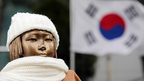 위안부 소녀상 비하 합성사진에 누리꾼 '분노'