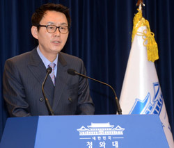 청와대, '성추행 논란' 윤창중 대변인 전격 경질