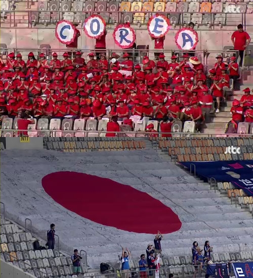 [동아시안컵] 응원단 VS 초대형 국기…북한-일본 응원전 후끈