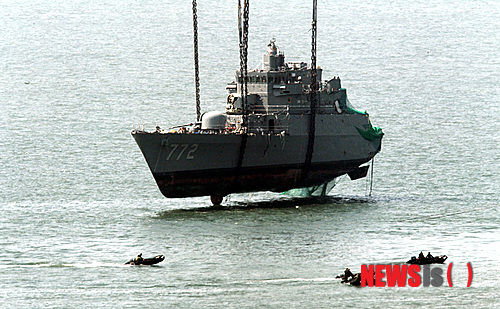 해군 장교들 '천안함 프로젝트' 상영금지 가처분 신청