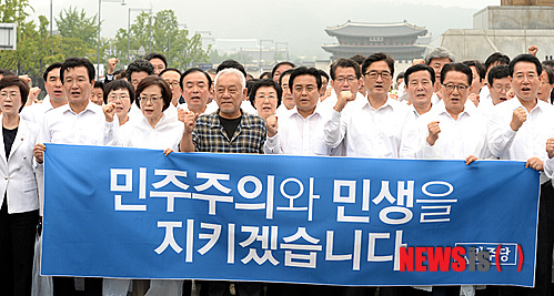 비 뚫고 광화문광장까지 행진한 민주당…전국순회출정 결의