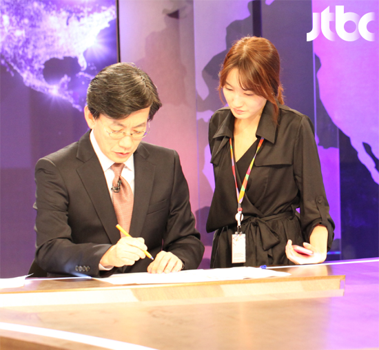 [미공개컷] 'JTBC 뉴스 9'을 준비하는 손석희 앵커