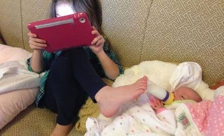 6살 아이의 멀티태스킹, '태블릿 PC도 보고 동생도 보고'