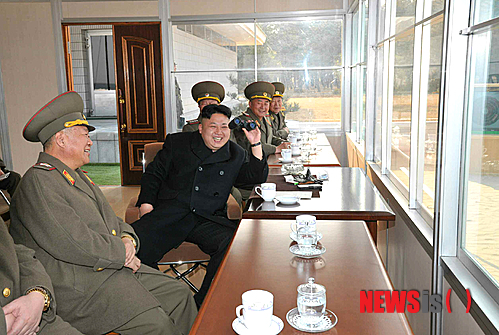 북한 김정은 "체육에 대한 관심 중요"…축구경기 관람