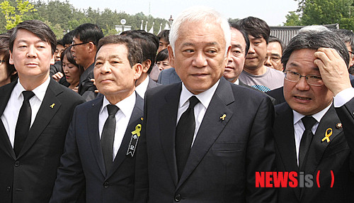 김한길·안철수 5·18묘지 참배…'전락공천' 거센 항의 받아