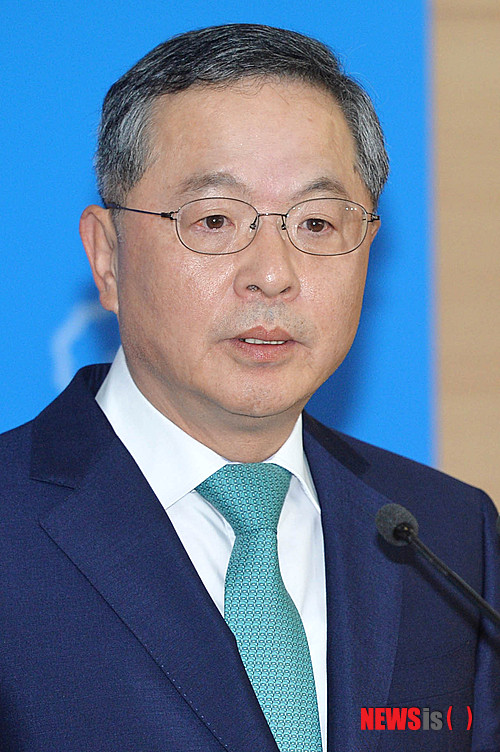 박 대통령, '삼고초려'했던 안대희…총리 후보로 다시 중용