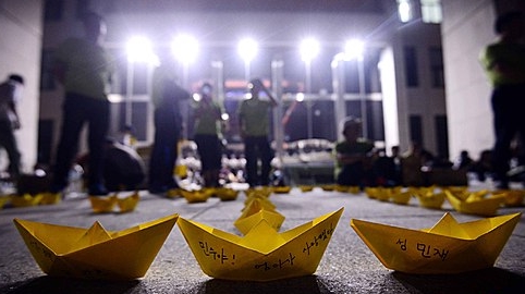 세월호 유가족 '여야·가족 3자 협의체' 호소…국회 앞 밤샘 농성