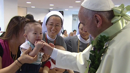 교황 손가락, '무관심한 아기에게 다가가…' 감동의 에피소드 