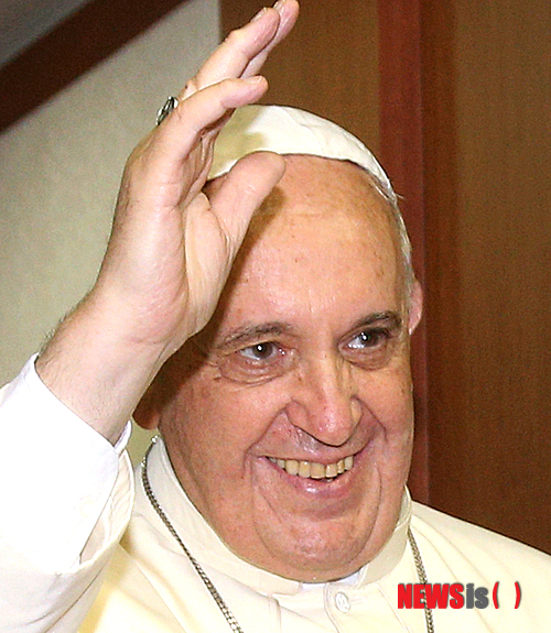 프란치스코 교황, 자나깨나 소통…귀국하면서도 트윗