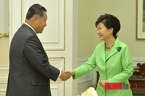 박 대통령, 모리 전 일본 총리 접견…'아베 친서' 전달받아