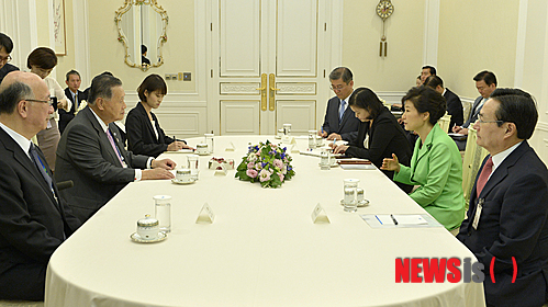 박 대통령, 모리 전 일본 총리 접견…'아베 친서' 전달받아