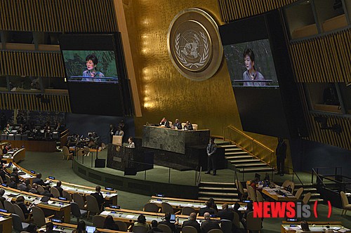 박 대통령 "북, 유엔 인권위 권고 이행해야"…일 위안부 문제도 비판