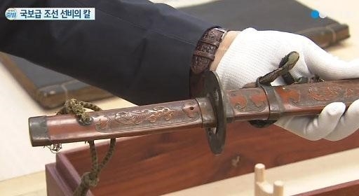 조선 선비의 칼 첫 발견…놀라운 보존 상태 눈길