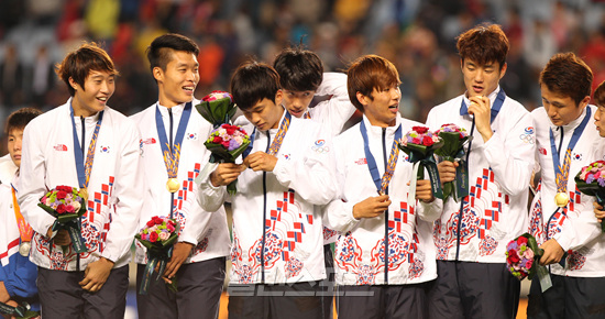 금 캔 AG 남자축구대표팀, 한국OB축구회에 2000만원 기부