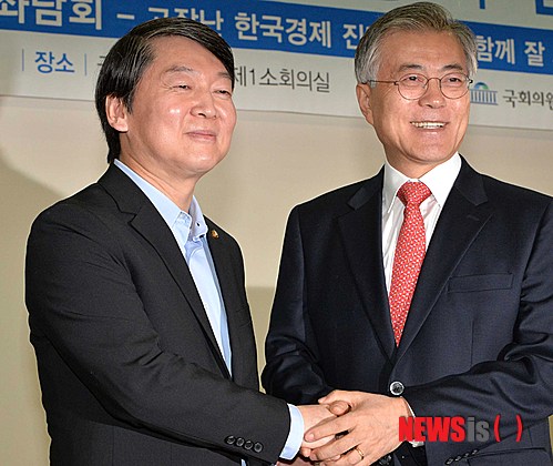 문재인-안철수, 대선이후 공식석상 첫만남…동지관계 강조