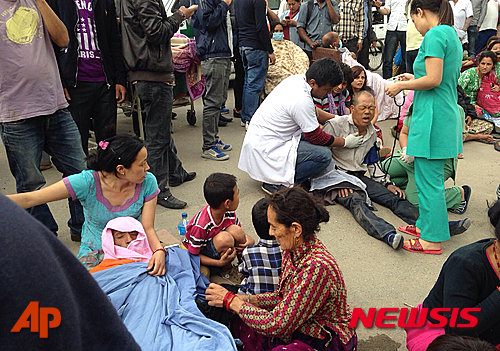 네팔 카트만두 규모 7.9 강진 발생…부상자 속출