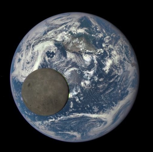 NASA 달 뒷모습 찰칵 "달보다 지구가 훨씬 밝아"