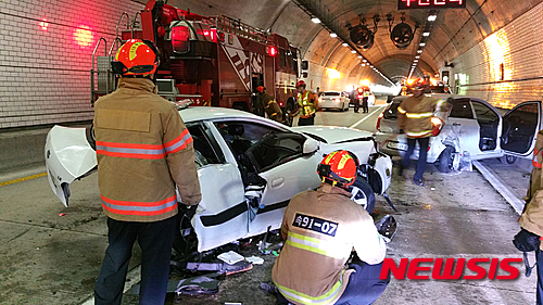 미시령 터널서 6중 추돌사고…2명 사망 3명 부상