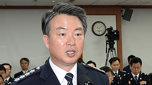 '보여주기식 국감?'…경찰청장에 권총 시연 요구 논란