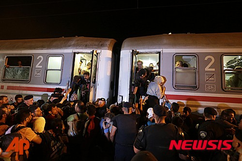 헝가리, 크로아발 난민 기차·버스 거부…'갈등' 노출