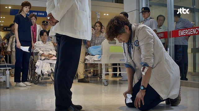[영상] '디데이' 김영광, 환자 내몰자 이경영에 무릎 꿇고 "나가면 다 죽는다"