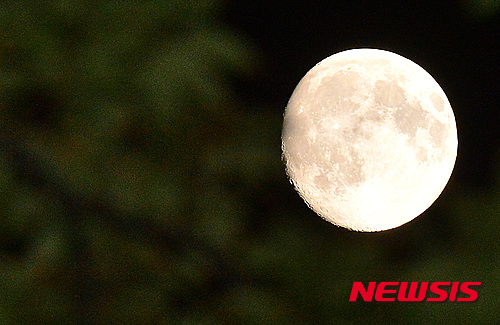 '슈퍼문' 추석 보름달 몇시에 뜨나…지역별 관람 명소는?