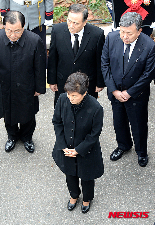 감기·과로 박 대통령, YS 영결식 대신 발인 참석으로 예우