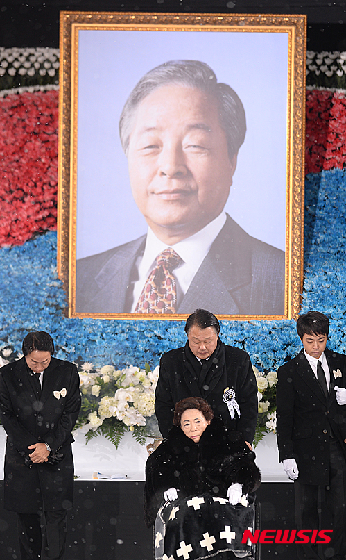 'YS 영결식' 임시 목재 묘비에 '제14대 대통령 김영삼의 묘'