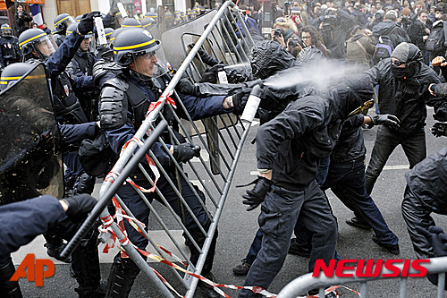 프랑스 경찰, '기후변화' 시위대 208명 체포…최루가스 발사