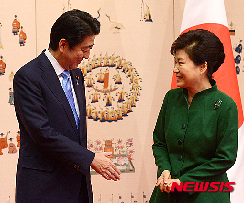 박 대통령, 아베 총리와 통화 예정…위안부 협상 의견 교환