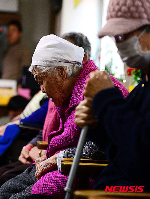 "위안부 협상안 미흡하다"…피해 할머니들 성토