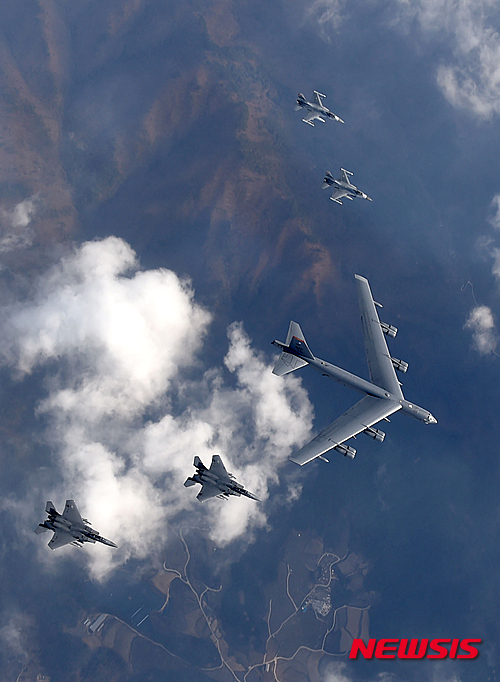 중 매체 "미국의 B-52 전폭기 한반도 전개작전, 중국에 대한 경고 의도"