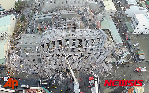 대만 6.4 지진 최소 7명 사망… 17층 주상복합건물 무너져