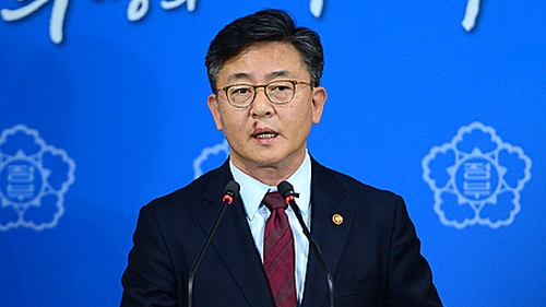 홍용표 통일장관 "개성공단 중단 정치적 결정"