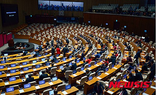 국회 본회의, 야당 필리버스터에 '무한 연기'