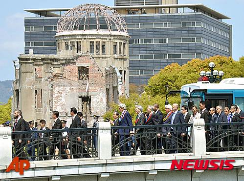 케리,히로시마 평화공원 방문…"원폭투하 사죄 의미 아니다"