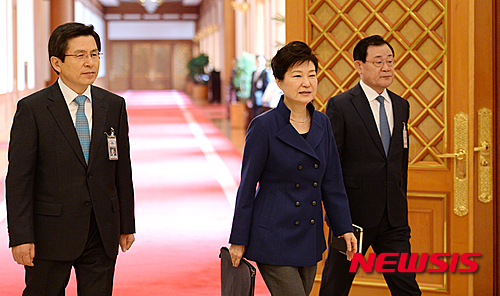 박 대통령, 총선 전날 안보·경제 고리로 '국회심판론'