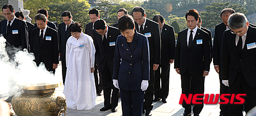 박 대통령, 총선 후 첫 외부 일정으로 4·19묘지 참배