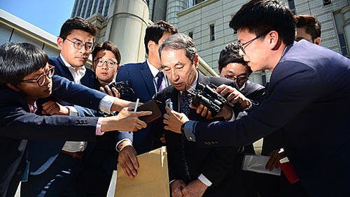 '가습기 살균제' 신현우 옥시 전 대표-연구소장 사건 병합