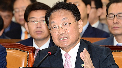 유일호 "홍기택 AIIB 부총재 교체될 수도…한국이 맡도록 노력"