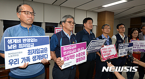 최저임금 노동계·경영계 반발 심화…"투쟁"·"재심의" 목청
