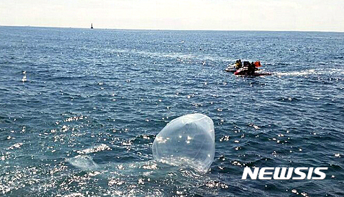 해운대서 대형풍선 발견…보수단체 대북전단 살포용 풍선 결론