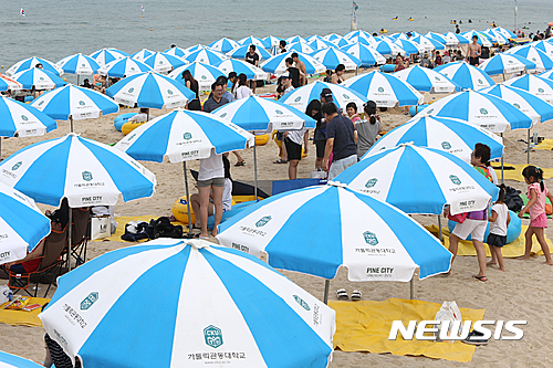 '폭염 절정' 강원 동해안 해수욕장에 135만명 몰려