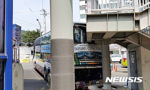 부산시티투어 버스 육교 계단 들이받아… 12명 경상