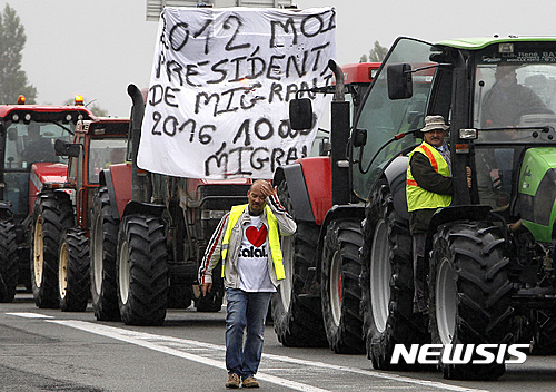 프랑스 칼레 주민과 난민 갈등 고조…트럭 고속도로 봉쇄 시위