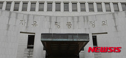 '맨발 탈출' 아동학대 친부·동거녀 징역 10년 확정